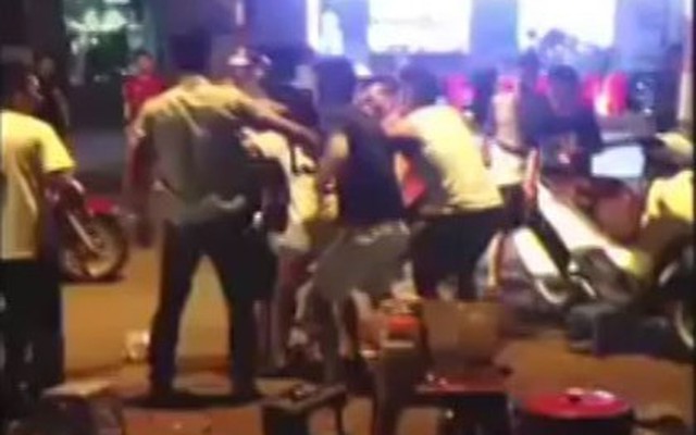 Nhóm thanh niên đánh nhau dã man ở quán trà đá Hà Nội
