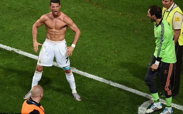 Cris Ronaldo học Balotelli khoe thân, Ramos lại đấu bò