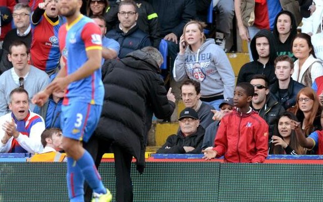 Mourinho vít đầu, đe dọa cậu bé nhặt bóng của Crystal Palace