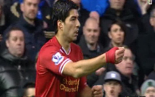 Luis Suarez hút chết vì bị ném "vật thể lạ"