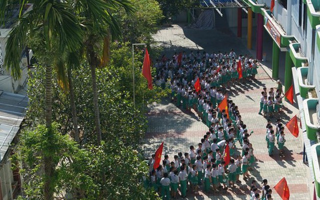 Thêm trường tiểu học xếp bản đồ Việt Nam trong lễ chào cờ