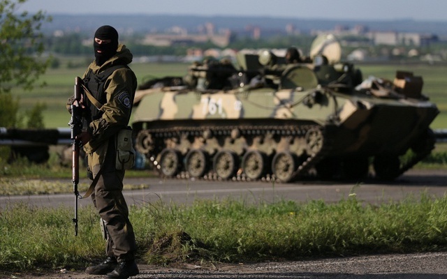 Hàng trăm tay súng ly khai Ukraine tấn công khu quân sự ở Donetsk