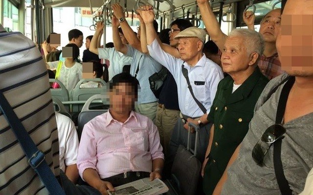 Hình ảnh đáng xấu hổ của các bạn trẻ Việt trên xe buýt