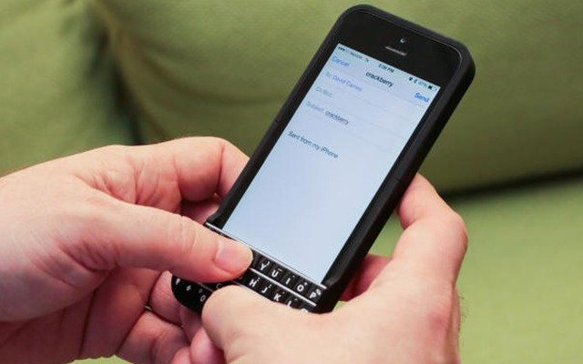 Cận cảnh phụ kiện biến iPhone thành BlackBerry