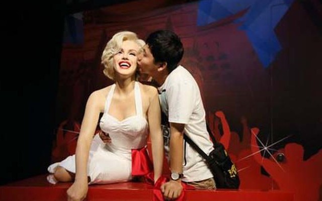 Fan Trung Quốc "đùa nghịch" tượng sáp Marilyn Monroe