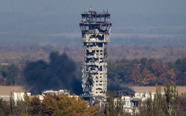 Quân Ukraine và ly khai bắt tay nhau ngay tại sân bay Donetsk