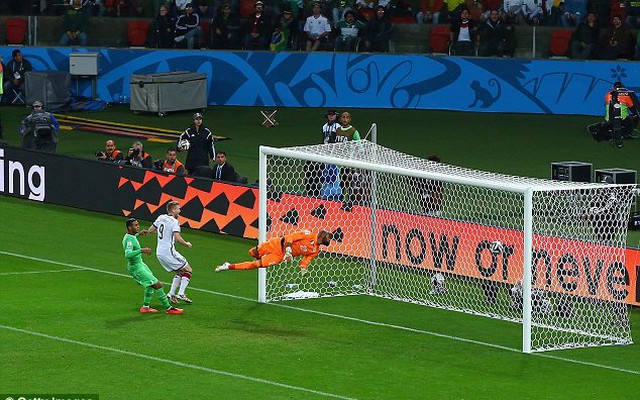 Đức 2-1 Algeria: Khung thành bị yểm bùa!