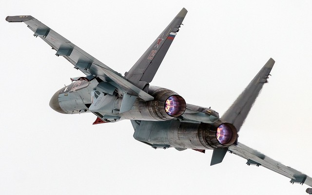 Anh hùng Liên bang Nga bay trình diễn Su-35S trước lãnh đạo TQ