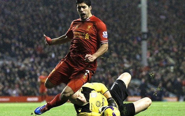 Suarez ăn vạ trắng trợn, Liverpool vẫn vui vì hòa "bẩn"