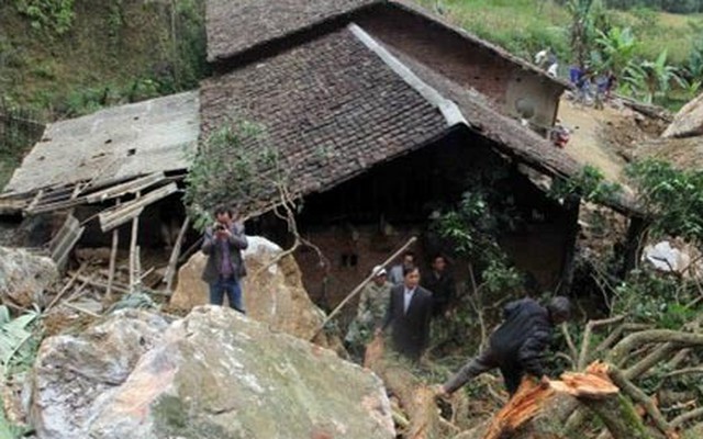 Cao Bằng: Hàng trăm khối đá đổ xuống nhà, 7 người thoát nạn