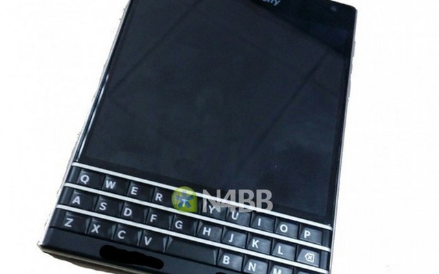 BlackBerry Q30: Điện thoại ‘siêu dị’  lộ ảnh nóng