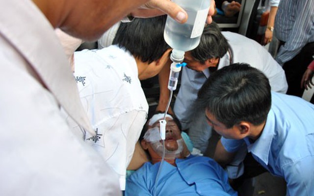 2 lãnh đạo phòng giáo dục huyện và 2 giáo viên bị tạt axít