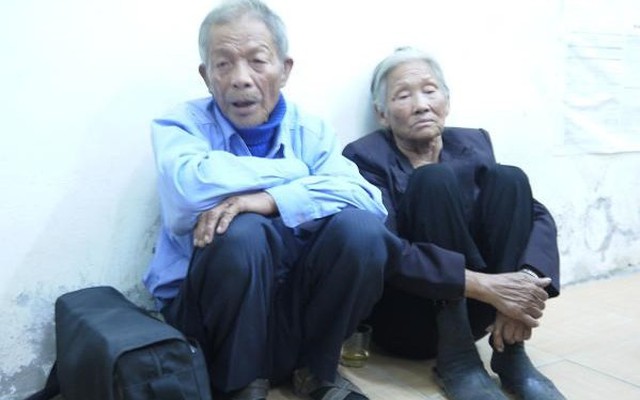 Hai vợ chồng già 16 năm ngủ ngoài đường vẫn ham làm từ thiện