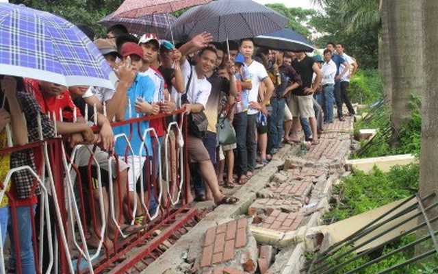 U19 Việt Nam: CĐV xô đổ tường, gào thét đòi mua vé chung kết