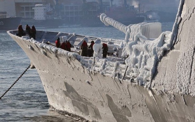 Khu trục hạm HQ vừa đến thăm VN bị đóng băng tại cảng Vladivostok