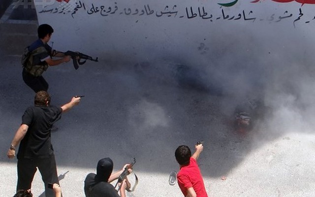 Rúng động với hình ảnh phiến quân Syria xả súng xử tử kẻ thù