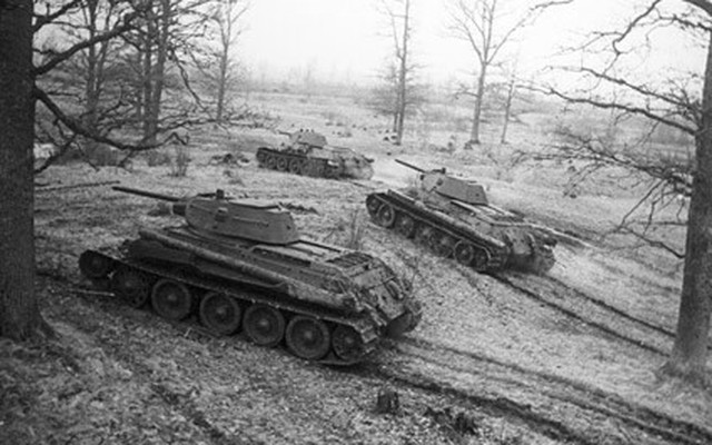 Xe tăng T-34 - 80 tuổi vẫn "lợi hại"