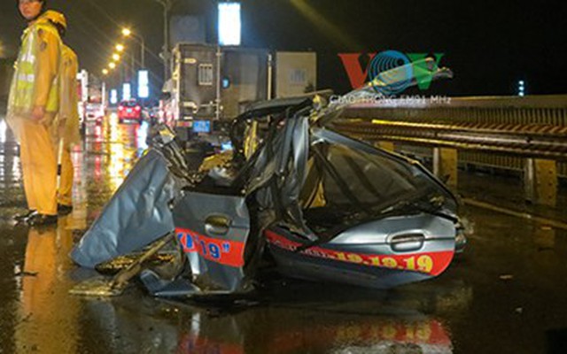 Tai nạn kinh hoàng trên cầu Thăng Long, hai người tử vong