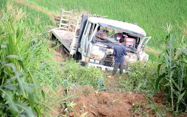 Tai nạn hy hữu: Đang đỗ, xe tải bỗng trôi tuột xuống vực