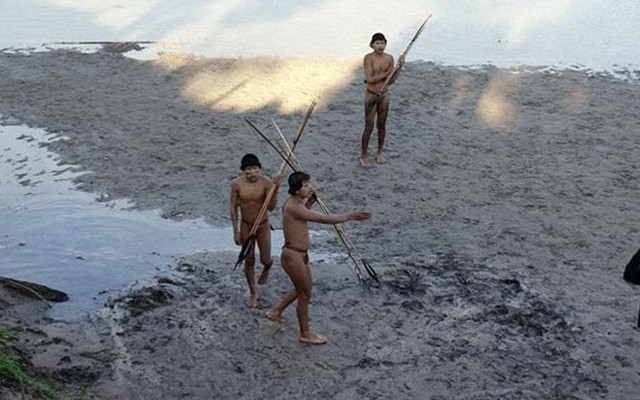Bộ lạc bí ẩn ở Brazil lần đầu tiếp xúc với thế giới bên ngoài
