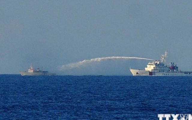 Tàu Trung Quốc hùng hổ vây ép, cản phá tàu chấp pháp Việt Nam