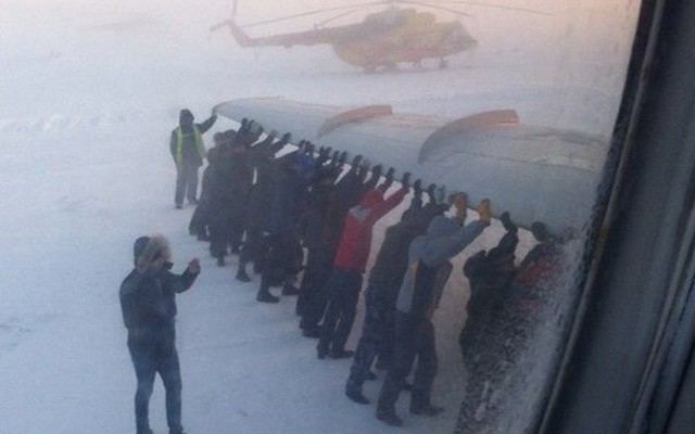 Nga: Máy bay bị đóng băng khiến hành khách phải xuống đẩy