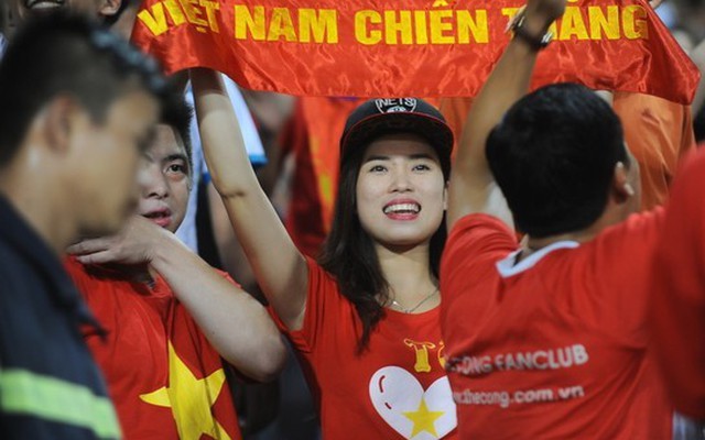 Những bóng hồng xinh đẹp cổ vũ Công Phượng và U19 Việt Nam