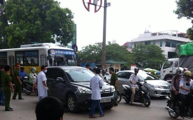 Hà Nội: Tài xế ô tô bị xe máy ép vào lề, kéo xuống đâm chết