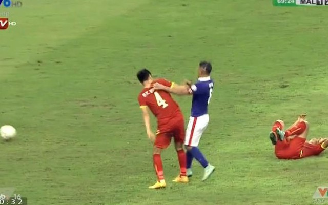 Nóng nảy, đội trưởng Malaysia nhảy vào đấm cầu thủ ĐT Việt Nam