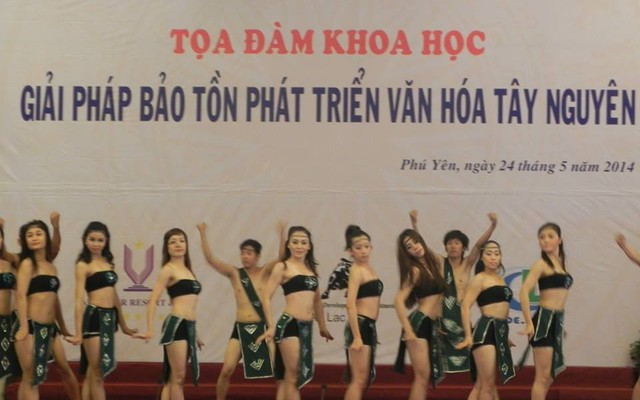 Nhức mắt với màn biểu diễn thiếu vải tại buổi Toạ đàm khoa học