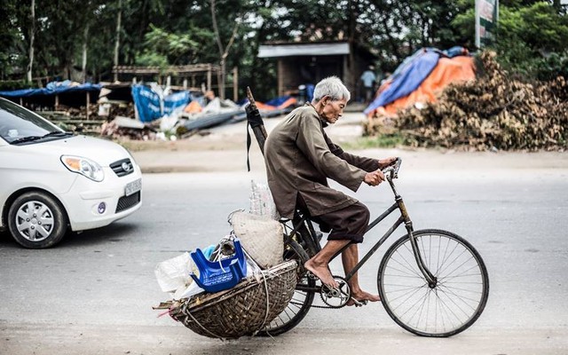 Xót xa cụ ông 86 tuổi đạp xe bán chuối mỗi ngày