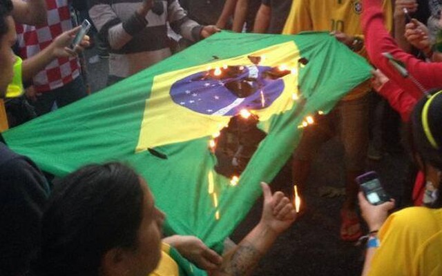 Phản ứng từ Brazil: Fan đốt cờ & nguy cơ bạo loạn