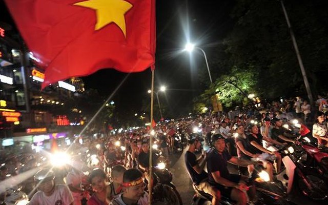 CĐV nhuộm đỏ các đường phố ăn mừng thắng lợi của U19 Việt Nam