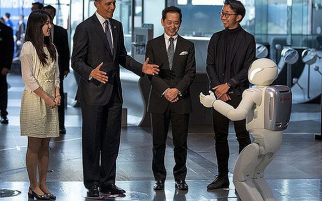 Tổng thống Obama đá bóng với... robot Nhật