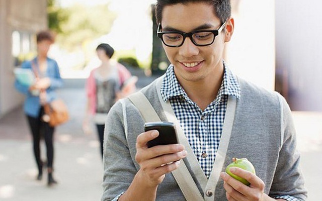Sinh viên hiện đại "bỏ ăn bỏ ngủ" vì smartphone