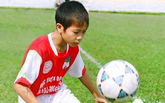 Công Phượng siêu dễ thương trong chùm ảnh độc về U19 HAGL