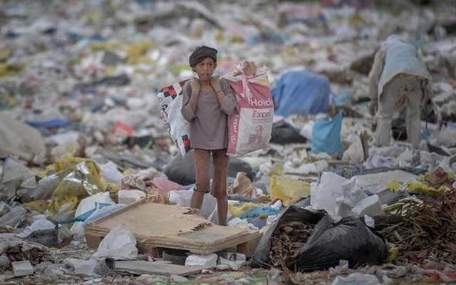 Chùm ảnh: Xót xa cuộc sống "bới rác tìm cơm" của trẻ nhỏ