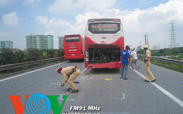 Cận cảnh 3 ô tô va chạm liên hoàn trên cao tốc Pháp Vân