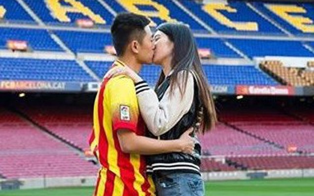 Chàng trai Trung Quốc cầu hôn cực lãng mạn ở Nou Camp