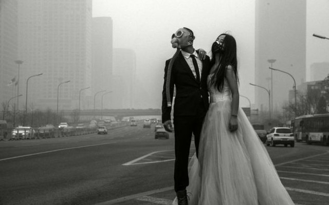 Bộ ảnh cưới đeo mặt nạ phòng độc chấn động Trung Quốc