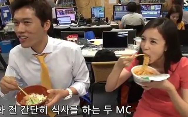 Nữ PV Hàn Quốc xinh đẹp "gây sốt" với cảnh... húp mỳ tôm
