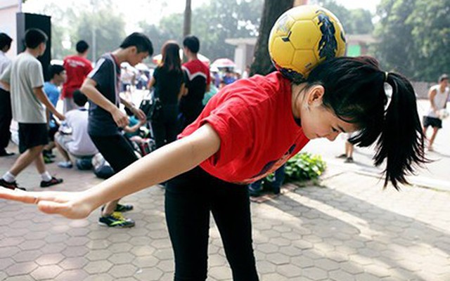 Rộ mốt thiếu nữ tâng bóng ở Việt Nam