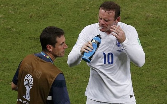 Quả phạt góc TỆ NHẤT LỊCH SỬ của Rooney