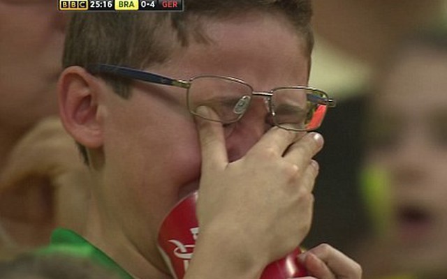 Xúc động cô gái và em nhỏ khóc như mưa khi Brazil vỡ trận