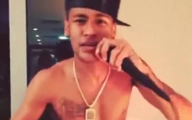 "Choáng váng" trước giọng hát 'khó đỡ' của Neymar