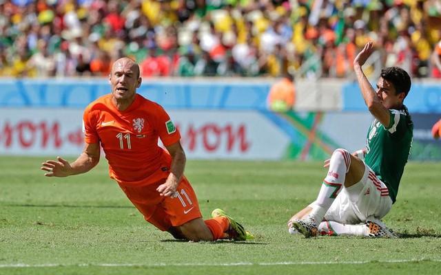 Robben: 3 lần ngã, 1 quả penalty, vô vàn tranh cãi