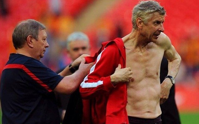 Ướt nhẹp vì màn ăn mừng, Giáo sư Wenger "bán nude" ngay trên sân