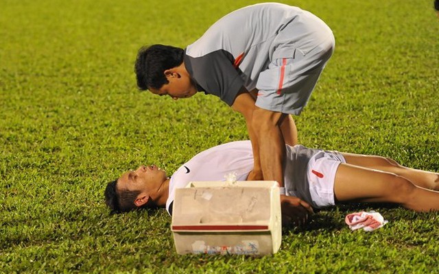 Cạn sức khi tan trận, cầu thủ U19 Việt Nam nằm vật trên sân