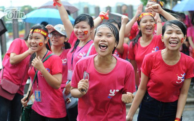 5.000 TNV nhảy flashmob dưới mưa giữa lòng đường Hà Nội