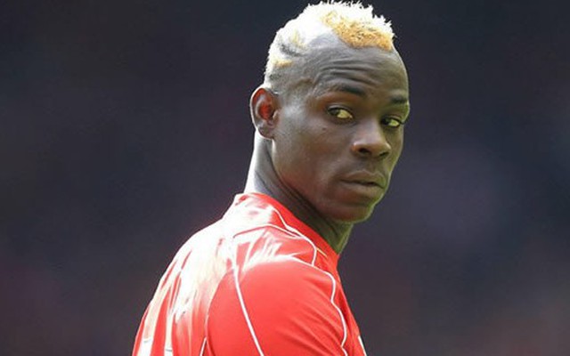 “Quái vật lông lá” dọa Balotelli xanh mặt trong WC